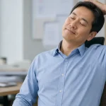 사무실에서 간단한 스트레칭을 하는 직장인