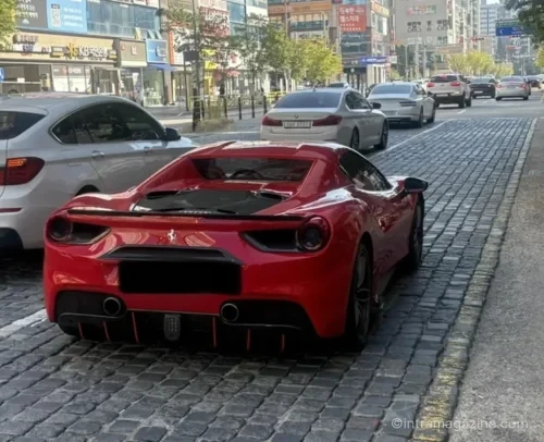청주 현대백화점 충청점 인근 도로에 주차된 페라리 차량 모습