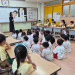 경북교육청 2030 초등 학생 중심 교육과정 정책을 설명하는 교육 관계자 모습