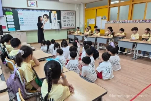 경북교육청 2030 초등 학생 중심 교육과정 정책을 설명하는 교육 관계자 모습