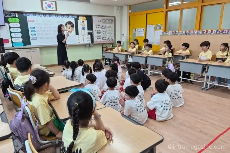 경북교육청 2030 초등 학생 중심 교육과정 정책을 설명하는 교육 관계자 모습