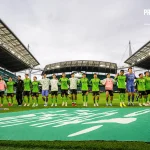 전북 현대 선수들이 제주 SK에 3-2로 승리한 뒤 기뻐하는 장면
