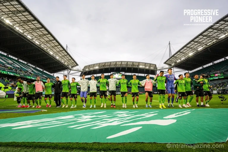 전북 현대 선수들이 제주 SK에 3-2로 승리한 뒤 기뻐하는 장면