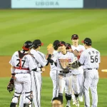 LG 트윈스 선수들이 두산전 4-1 승리 후 준플레이오프 진출을 확정하는 모습