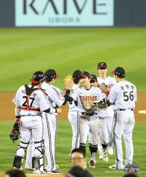 LG 트윈스 선수들이 두산전 4-1 승리 후 준플레이오프 진출을 확정하는 모습