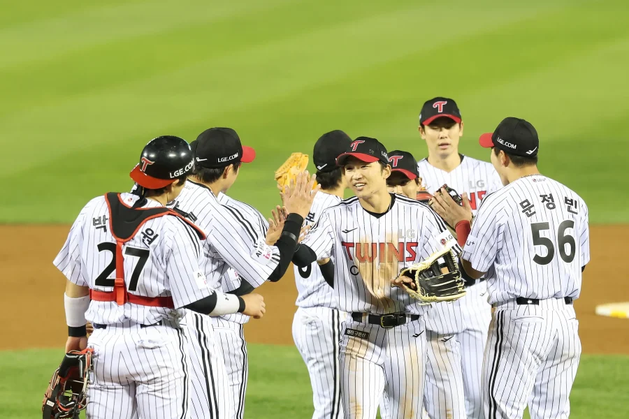LG 트윈스 선수들이 두산전 4-1 승리 후 준플레이오프 진출을 확정하는 모습