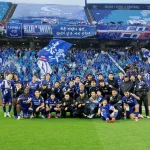 수원 삼성 선수들이 화성FC에 3-2로 승리한 뒤 기뻐하는 장면