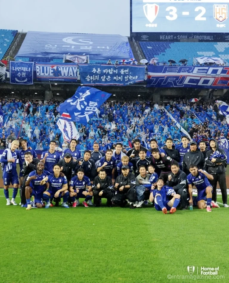 수원 삼성 선수들이 화성FC에 3-2로 승리한 뒤 기뻐하는 장면