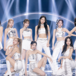9인조 걸그룹 A2O 라이트가 데뷔 무대에서 포즈를 취하는 모습
