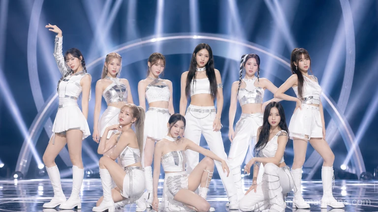9인조 걸그룹 A2O 라이트가 데뷔 무대에서 포즈를 취하는 모습