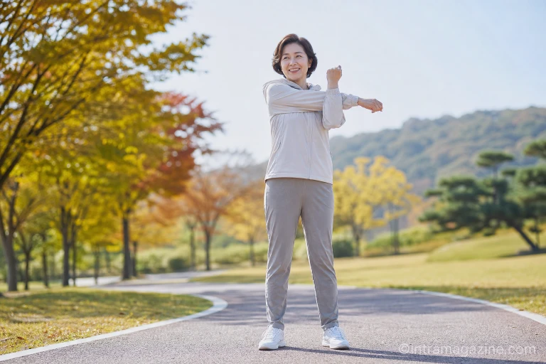 운동 전 충분한 준비운동으로 스트레칭을 하고 있는 여성