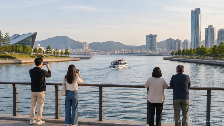 북항친수공원 수변 산책로 난간에 모여 흑상어 유도 과정을 바라보는 시민들의 모습