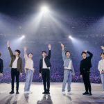 콘서트 무대 위에서 공연하는 방탄소년단 멤버들