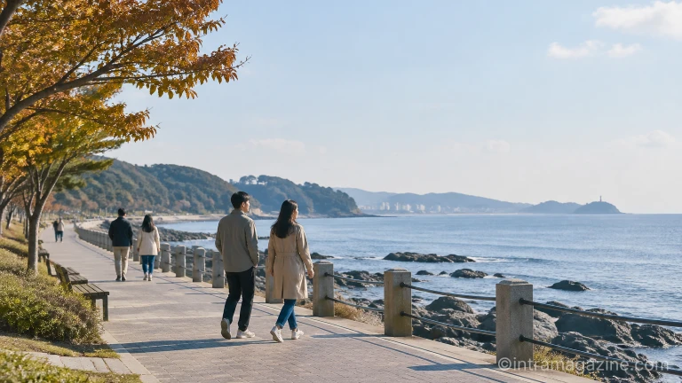 가을 외투를 착용하고 해변 산책로를 지나는 보행자들