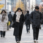 두꺼운 겉옷을 입고 출근길을 서두르는 시민들의 모습