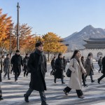 두꺼운 외투를 입고 도심 출근길을 걷는 시민들의 모습 한파특보
