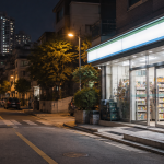 야간에 영업 중인 편의점 전경