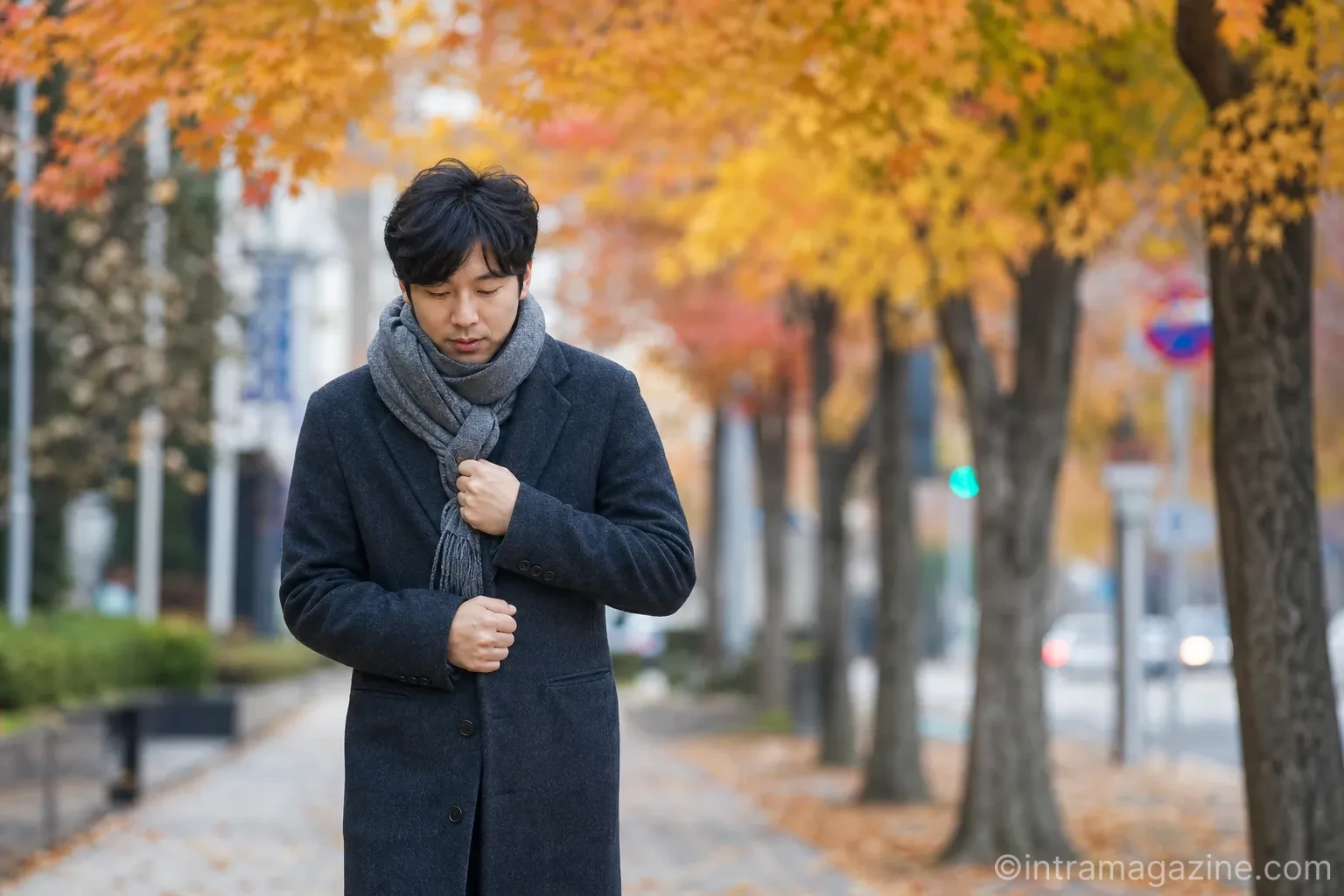 쌀쌀한 가을 날씨에 두꺼운 옷을 입고 걸어가는 사람의 뒷모습