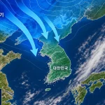 한반도 상공에 북서쪽 찬 공기가 유입되는 모습을 보여주는 기상도