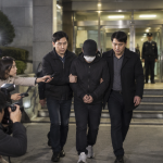 구속 송치되며 경찰서를 나서는 피의자 호송 모습