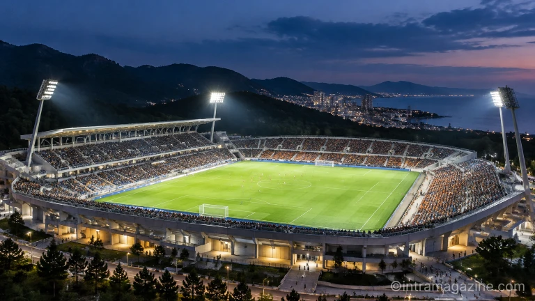 야간 조명이 켜진 강릉 하이원 아레나 축구 경기장 전경