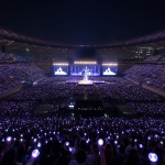 팬들의 응원봉 물결로 가득 찬 K팝 콘서트 현장
