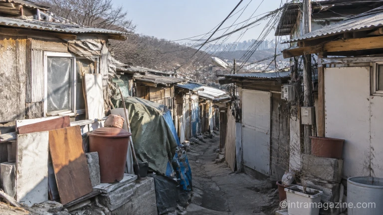 가연성 자재와 좁은 골목길이 밀집한 구룡마을 판자촌 전경