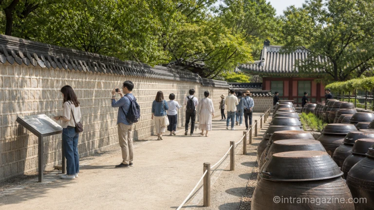 경복궁 장고 전시 공간과 장독대 사이를 산책하며 관람하는 시민들의 모습