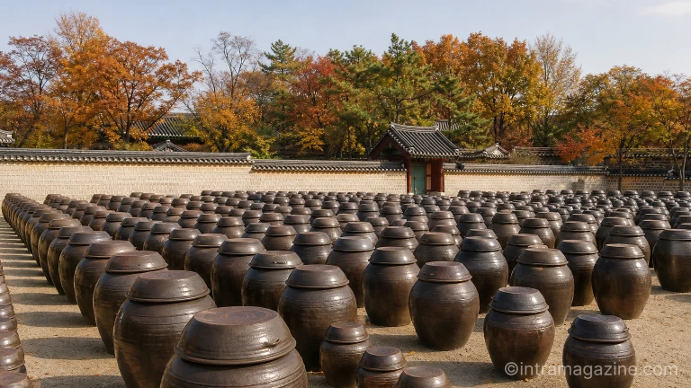 경복궁 장고 마당에 가지런히 늘어선 전통 장독대 항아리들과 가을 궁궐 기와 담장 전경