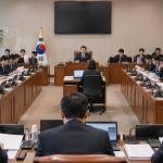 국회 정무위원회 회의실에서 진행되는 금융 관련 감사 회의 현장 모습