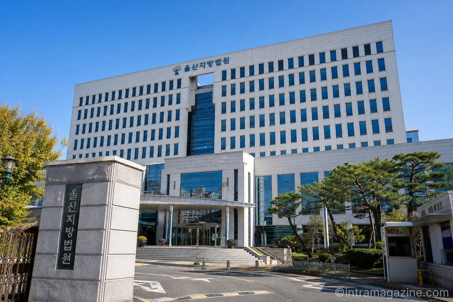 존속살해 사건을 판결한 울산지방법원 건물 외관