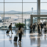 국제공항 입국장 로비와 유리창 너머로 펼쳐진 활주로 풍경