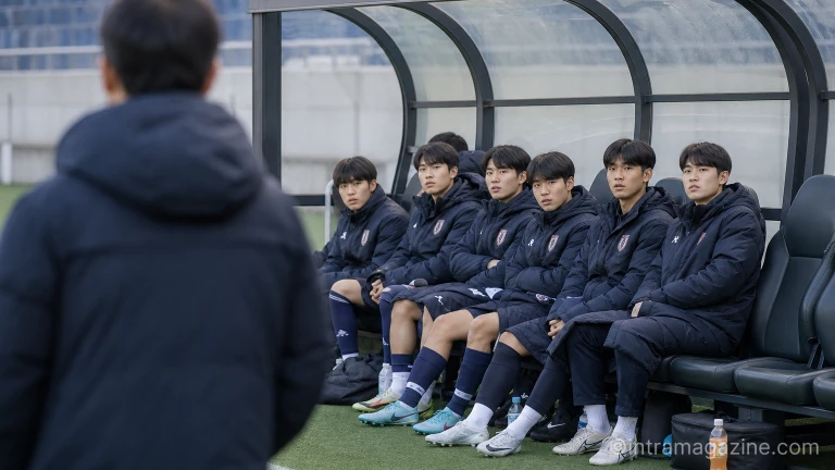 K리그 구단의 벤치에 앉아 경기를 지켜보는 후보 선수들.