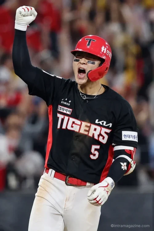 결승 투런 홈런을 친 KIA 타이거즈 김도영 선수가 기뻐하고 있다.