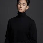 차분한 표정으로 정면을 응시하는 배우 김수현
