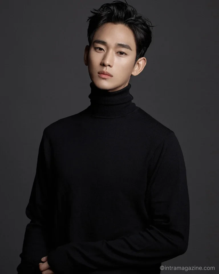 차분한 표정으로 정면을 응시하는 배우 김수현