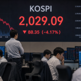 코스피 지수 폭락을 보여주는 증권사 딜링룸 전광판