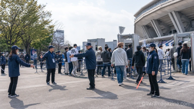 잠실야구장 인근에서 경기 관람 질서 유지와 암표 근절 안내가 진행되는 현장 모습
