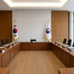 노정협의체 출범 간담회가 열린 대회의실 테이블과 회의 용품 전경