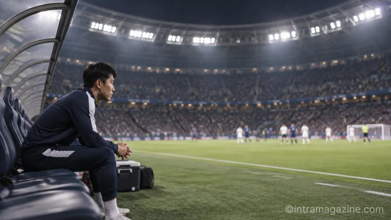 축구 전용 경기장 벤치에서 경기를 지켜보고 있는 선수의 모습