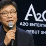 신인 그룹 A2O의 데뷔 쇼케이스에서 인사말을 하는 이수만 키 프로듀서