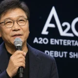 신인 그룹 A2O의 데뷔 쇼케이스에서 인사말을 하는 이수만 키 프로듀서