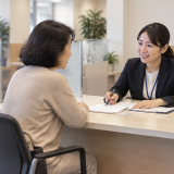 국민연금공단 지사 상담 창구에서 연금 가입 및 수급 상담을 받는 방문객 모습