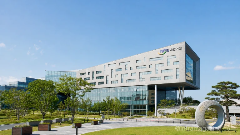 맑은 날의 국민연금공단 본사 건물 전경