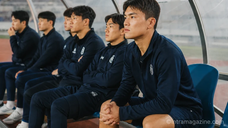 베식타스 벤치에 앉아있는 오현규의 모습.