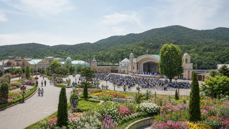 산책로와 꽃밭이 정돈된 야외 테마파크 광장