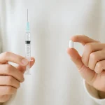 주사형 치료제와 경구용 치료제인 알약을 놓고 선택하는 모습