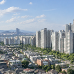 도심 속 아파트 단지와 주거 지역 전경