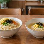 식탁 위에 놓인 서로 양이 다른 두 그릇의 국수