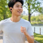 공원에서 조깅하며 갤럭시 버즈 온을 착용하고 있는 남성